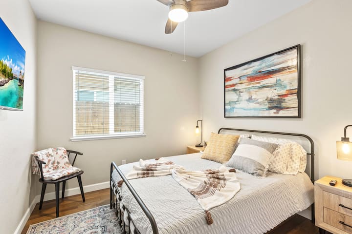 בחדר שינה 2 יש מיטת קווין סייז וטלוויזיה