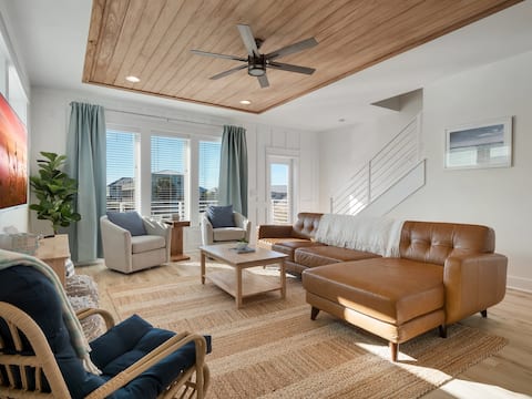 Top Airbnb: Aleyna’s Lookout ~ Steps to Beach ~ 4 BR/3.5 BA in Mexico Beach