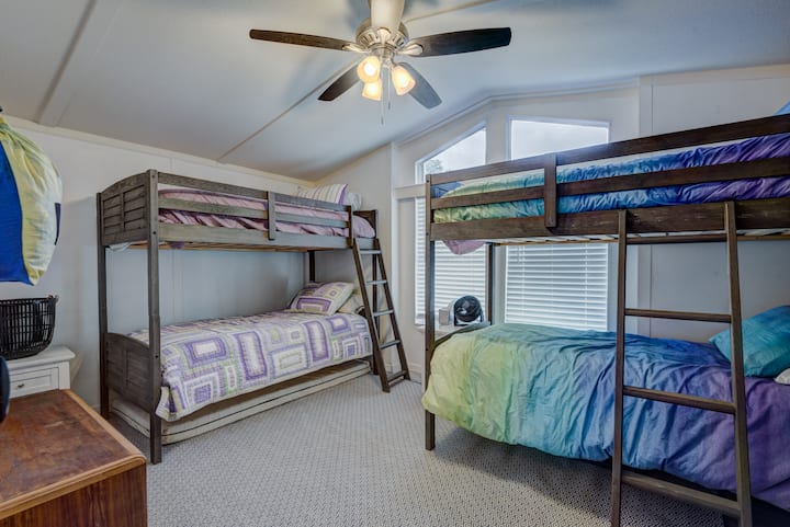 Dhoma e dytë e gjumit ka 2 grupe me dy krevate.  