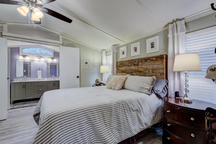 Dhoma kryesore e gjumit ka një krevat dopio dhe një krevat dopio.  