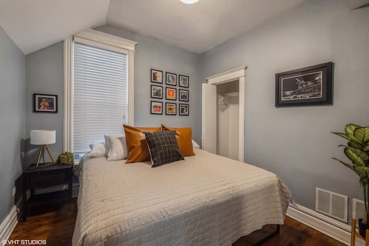 Спалня на първия етаж (суперголямо двойно легло)