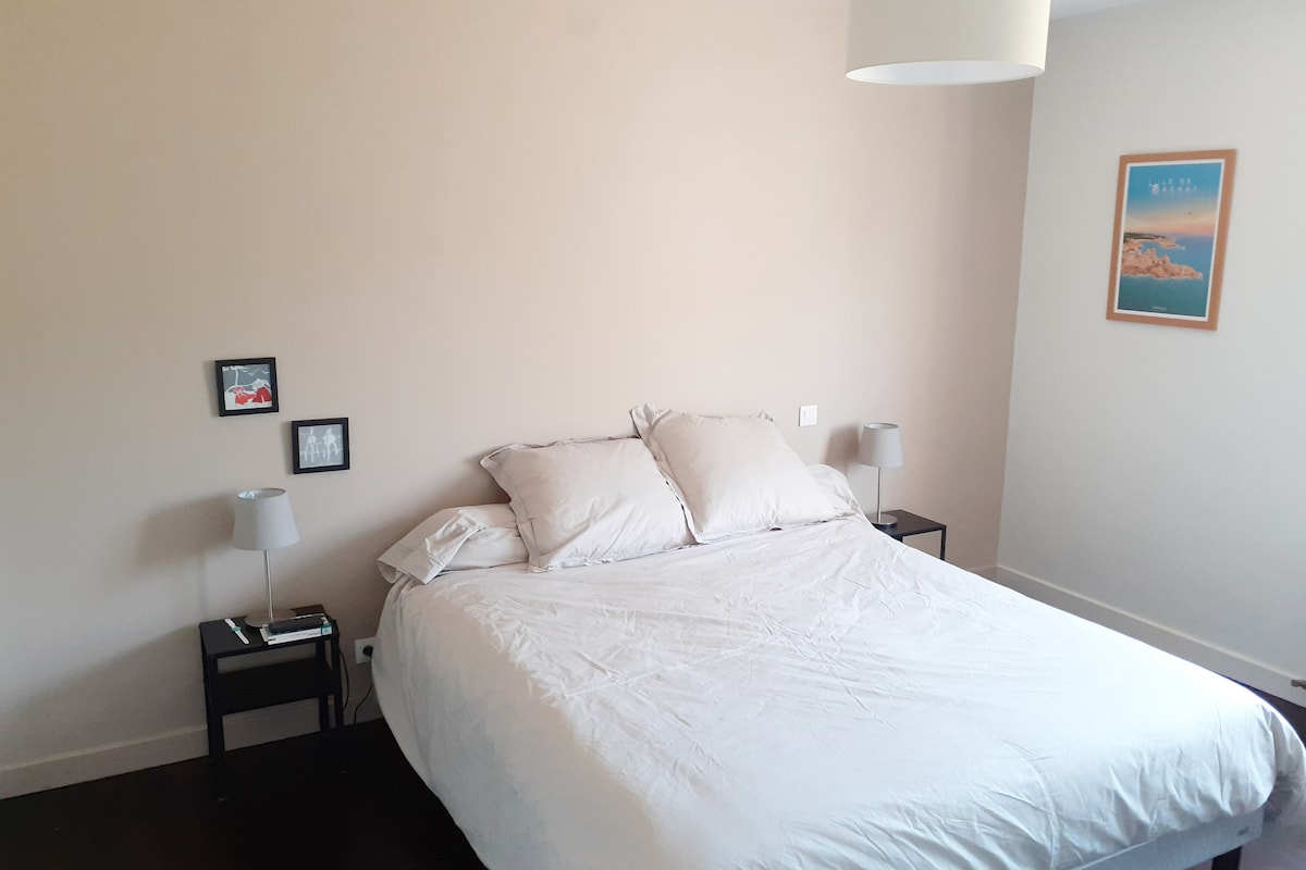 Dhomë gjumi dyshe në katin përdhe