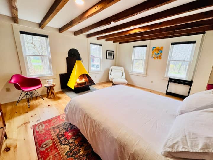 Easy-to-use, remote controlled gas fireplace in the bedroom. 