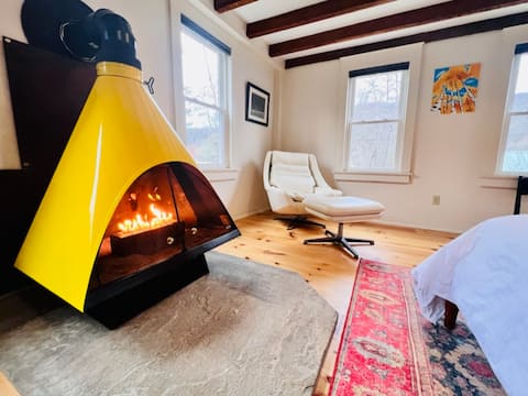 Sauna, Hot Tub, Fireplace, Firepit -Warm & Cozy!