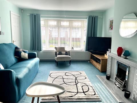 Sunny 3 bed house, near beach.