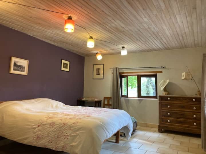 Soveværelse 2 med private badeværelser og toiletter