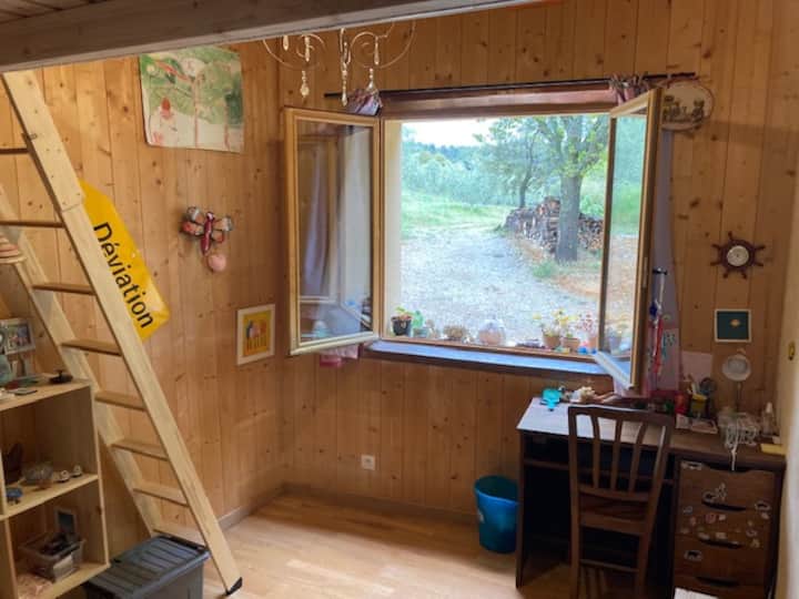 Børneværelset med en hængende mezzaninseng
