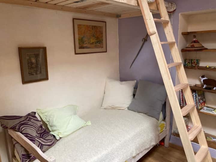 soveværelse 4, med enkeltseng nedenunder og mezzaninseng ovenpå