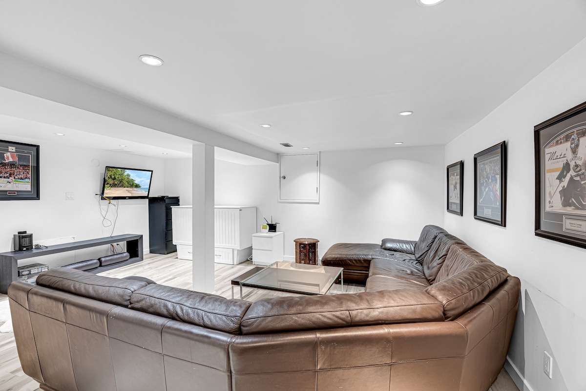 Modern & Minimalist 2-Bed Suite Near UBC