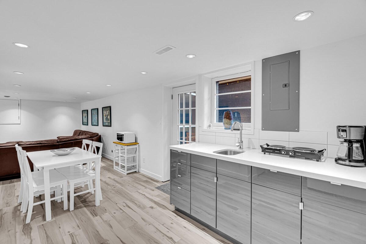 Modern & Minimalist 2-Bed Suite Near UBC