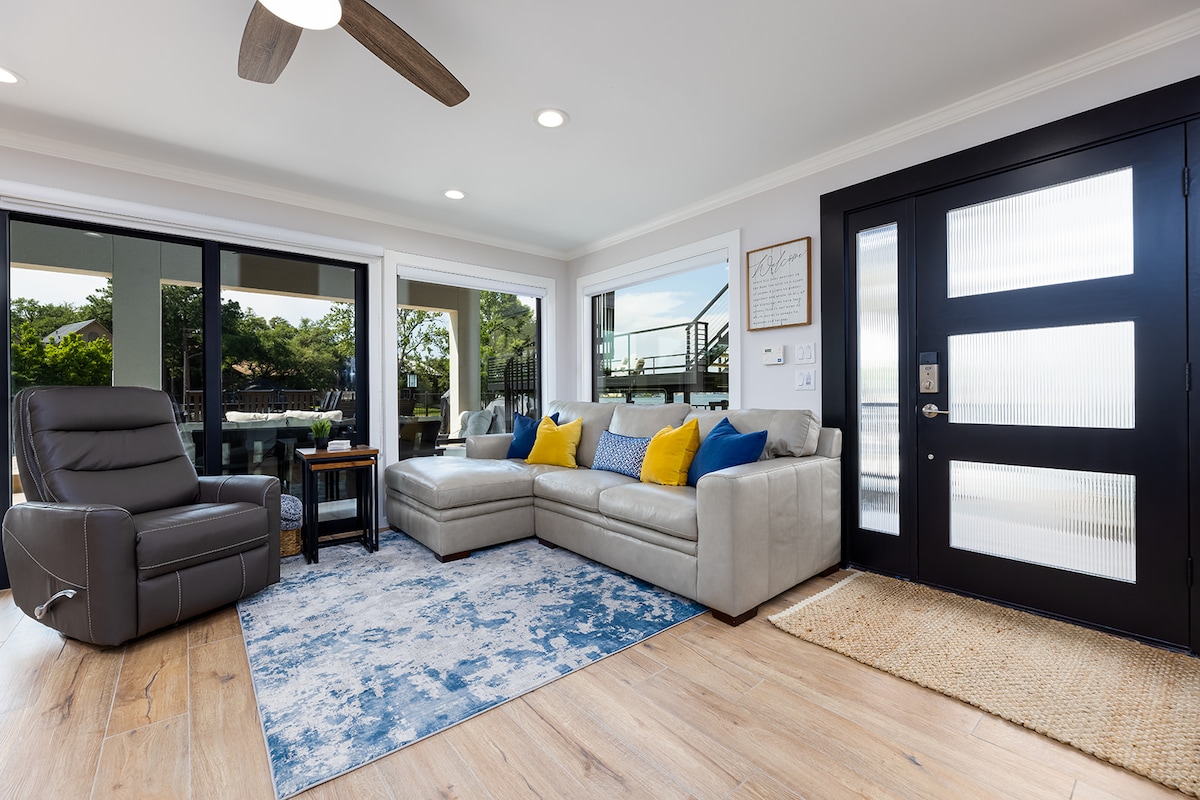 Top performing Airbnb: Newly Remodeled Lakefront Haven with 2 Boat Docks in Horseshoe Bay