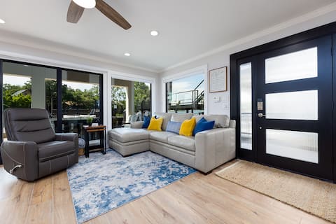 Top performing Airbnb: Newly Remodeled Lakefront Haven with 2 Boat Docks in Horseshoe Bay