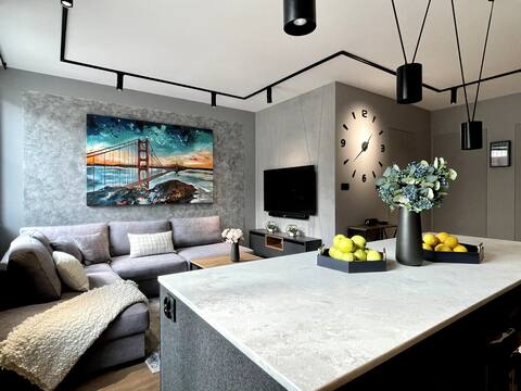 Golden State Apartment