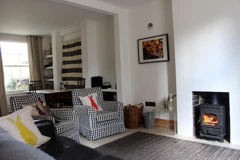 Popular Airbnb listing: Stylish Garden Cottage Beaumaris in Central, East, West