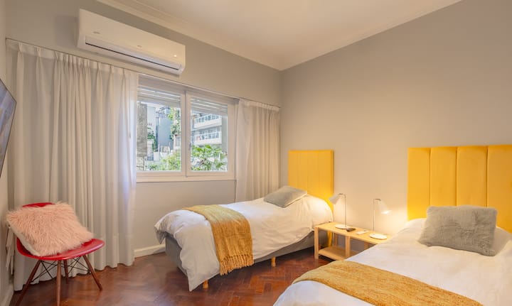 Master bedroom: two single 1-seater sumiers 