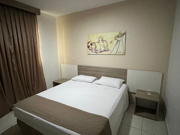 Cama tamaño queen
(no ofrecemos ropa de cama/baño)
Aire acondicionado en el armario 