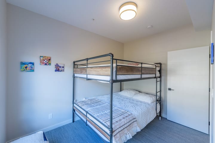 Dva bračna kreveta.
Uskoro će biti dodan radni stol.