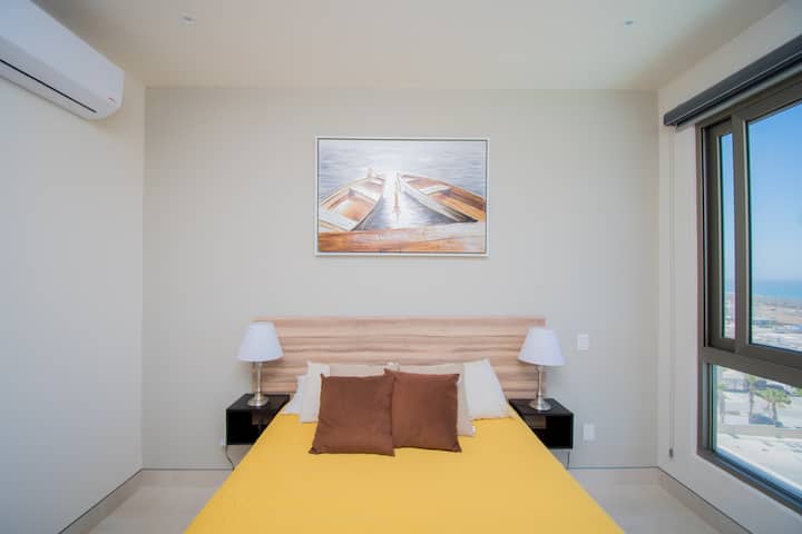 Kamera ya pili iliyo na kitanda aina ya queen, Mwonekano mzuri wa ghuba wa cabos na maeneo ya pamoja ya jengo hilo.