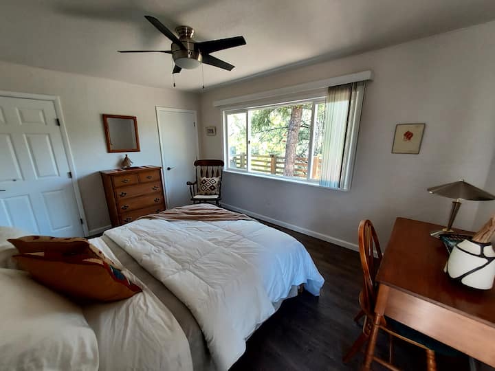 غرفة النوم رقم2. غرفة نوم ذات حجم جيد بسرير بحجم كوين. تتمتع غرفة النوم هذه بإطلالة رائعة على السطح وفناء خلفي مشجر. يحتوي على سطح خاص مواجه للشرق، لشروق الشمس الجميل في الصباح. 