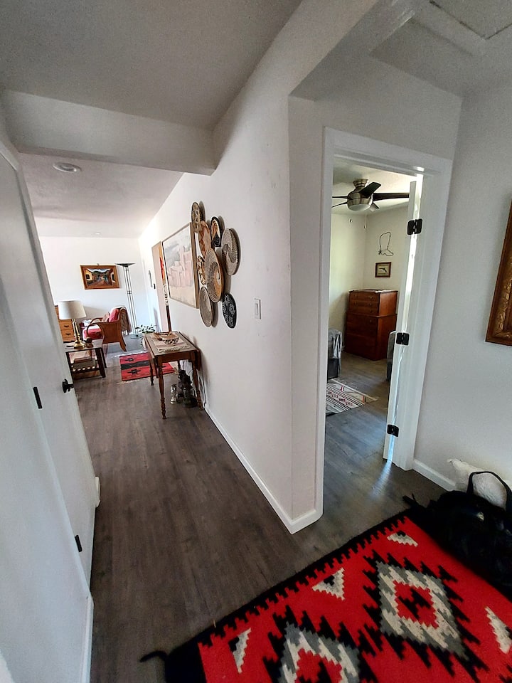 مدخل من غرف النوم، يطل على غرفة معيشة.