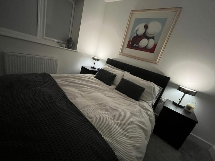 Dormitorio principal, cama doble, televisión, ducha en suite, persianas opacas