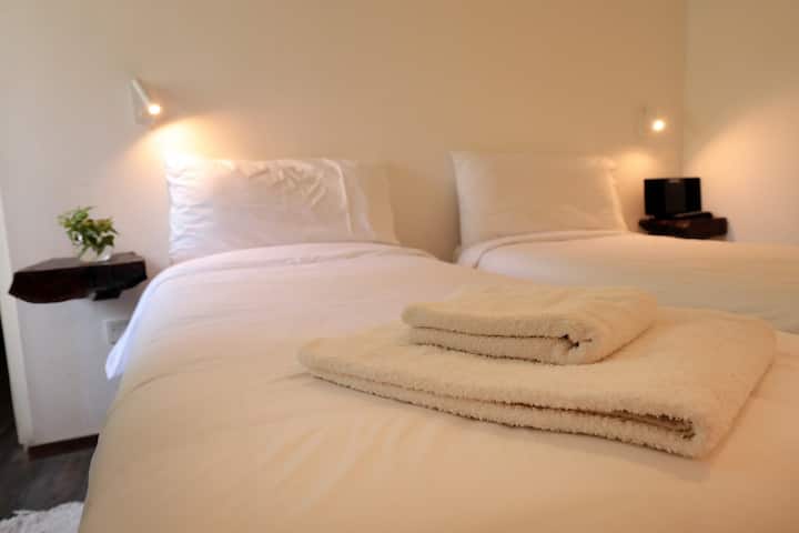 Habitación TEMPRANILLO (lidhur me dhomën Garnacha)
2 krevate dopio (mundësia për t 'u transformuar në mbretëreshë pas njoftimit)
Dhomë në katin përdhes
Ka një ventilator në këmbë
Banjë en-suite
Caja Fuerte