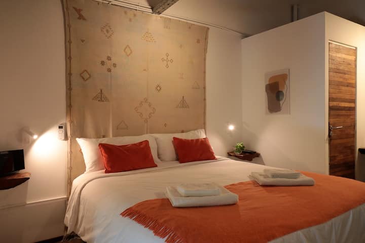 Dhoma e gjumit BONARDA
Cama QUEEN (mundësia për t 'u transformuar në 2 binjakë pas njoftimit) 
Dhomë në katin e sipërm me dalje në pjesën e jashtme
Ka ajër të kondicionuar
Banjë en-suite
Caja Fuerte