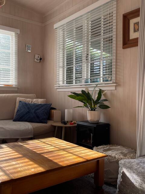Cheerful 2 bedroom cottage, and 2 bedroom sleepout