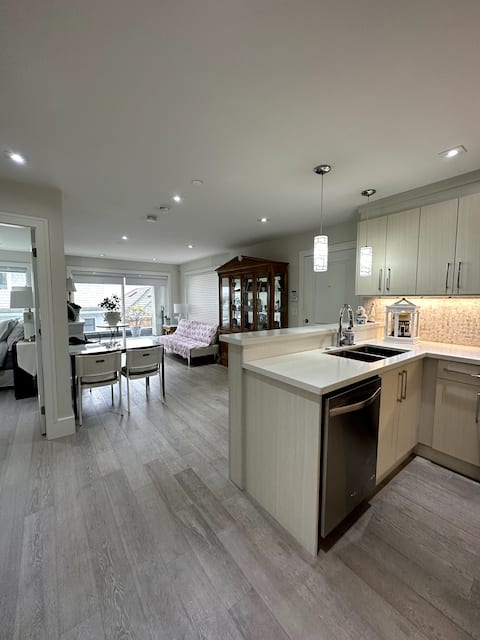 Private & Cozy Guest Suite - White Rock Beachside