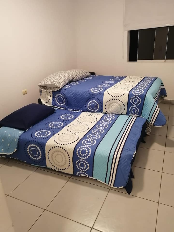 SCHLAFZIMMER 2 (2 BETTEN, 1 FÜR 2, 1 1/2 SITZPLATZ)