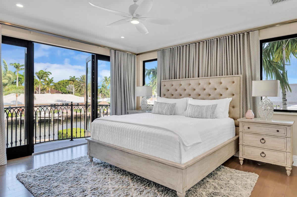 В четвертой спальне установлена двуспальная кровать размера «king-size», балкон с видом на набережную и собственная ванная комната, общая со спальней пятой.
