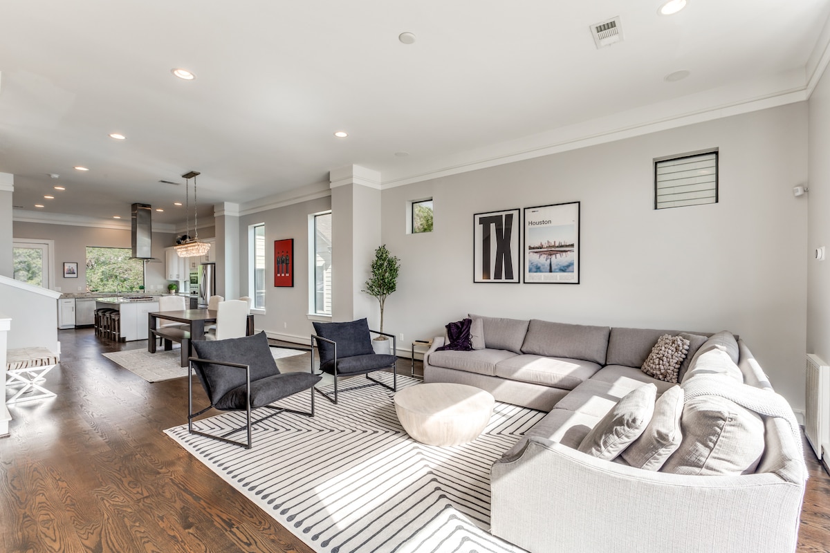 Successful Airbnb property: Modern 2600+ SqFt East Downtown / EaDo City Living in Downtown