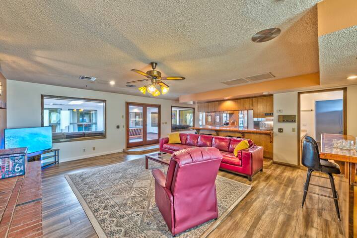 Back to the Future Home w/ hot tub! gallery image 3