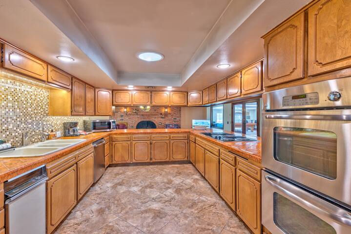 Back to the Future Home w/ hot tub! gallery image 4