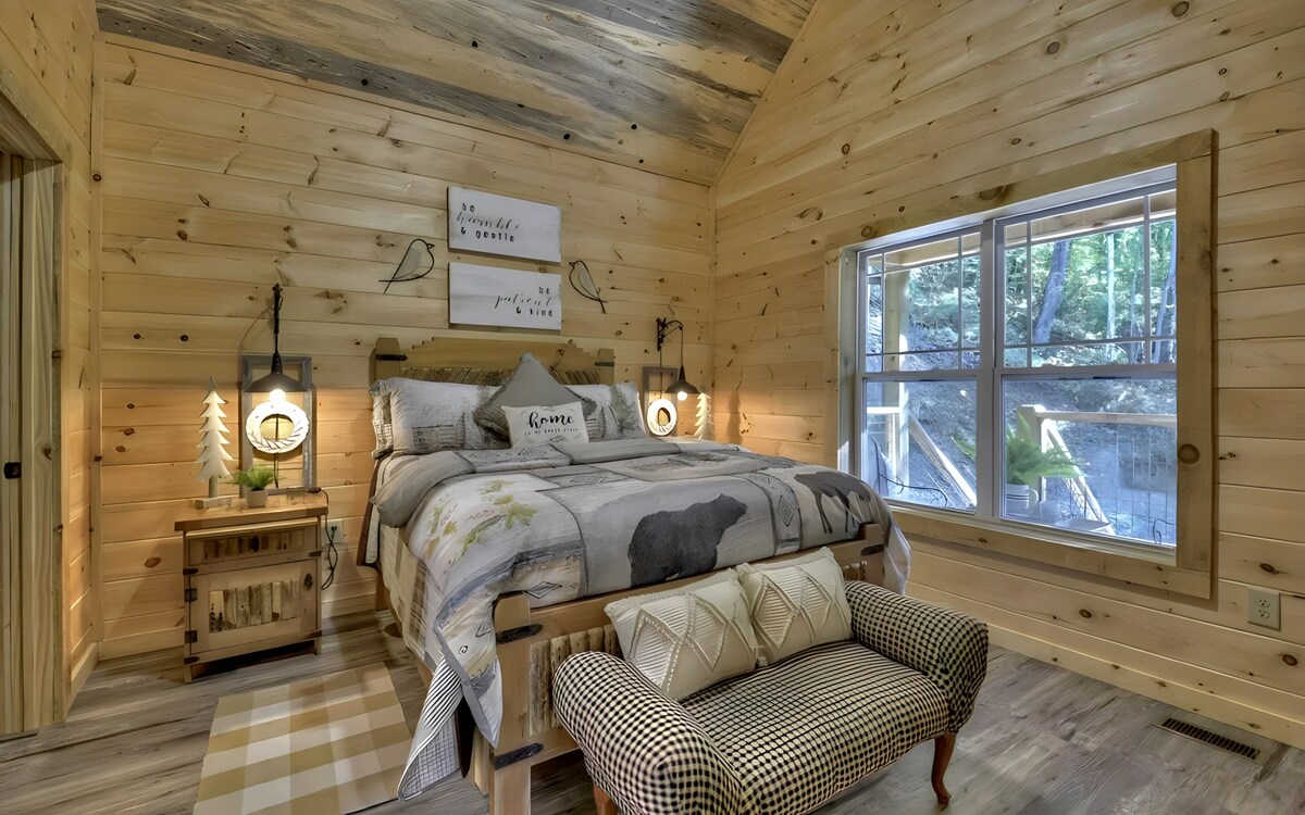 Notre chambre principale est l'endroit idéal pour se reposer et se ressourcer après une journée d'aventures en plein air. Avec ses murs en bois naturel et son mobilier confortable, plongez dans la literie somptueuse et laissez le cadre paisible vous bercer dans une nuit de sommeil reposante.