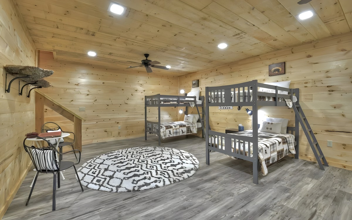 Notre espace au rez-de-chaussée dispose de deux lits superposés tous équipés de lampes de lecture.  Dans l'autre coin, profitez d'une étagère supérieure pleine de jeux de société pour tous les âges ainsi que de nos dames rustiques.  