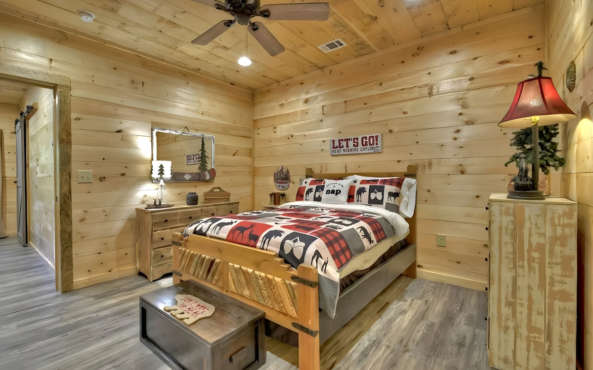 Notre chambre rustique est l'endroit idéal pour se reposer et se ressourcer après une journée d'aventures en plein air. Avec ses murs en bois naturel et son mobilier confortable, plongez dans la literie somptueuse et laissez le cadre paisible vous bercer dans une nuit de sommeil reposante.