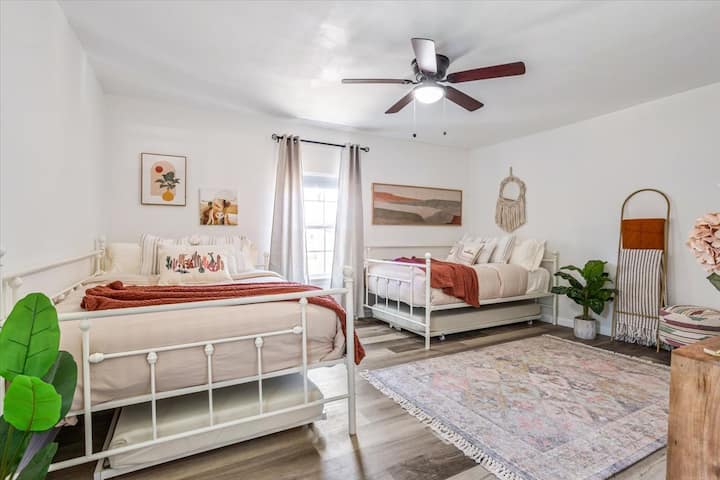 Задната спалня: Оборудвана е с два матрака с плюшени възглавници и два матрака с две единични легла с мемори пяна на леглата отдолу. Също така има собствен достъп до килера. 