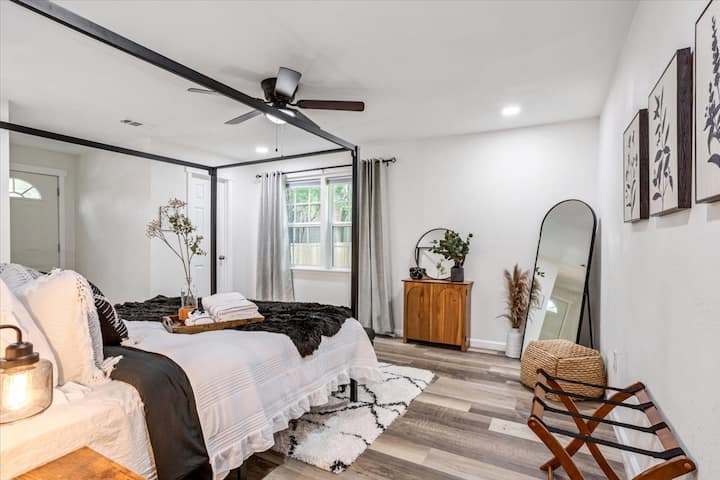 Основна спалня: Предлага се с матрак с плюшена възглавница, собствен дрешник и собствена баня. 