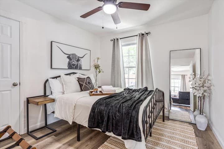 Средна спалня: Предлага се с плюшен матрак queen и собствена разходка в килера. 