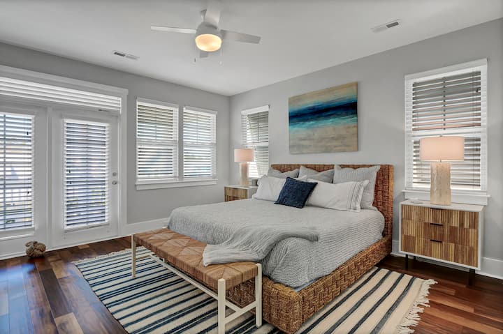 Მე-2 სართულზე მდებარე ძირითადი საძინებელი სრული კარადით, სანათებით, ვენტილატორებით და აბაზანა-ტუალეტით აღჭურვილი ვერანდა.