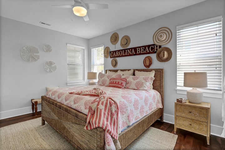 Ძირითადი საძინებელი მთავარ სართულზე, კარადაში გასეირნებით, უამრავი უჯრით შესანახად 