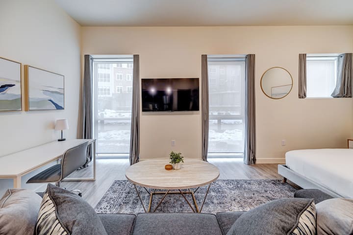 مساحة صغيرة، أسلوب كبير: تحقيق أقصى استفادة من كل بوصة مربعة في شقة الاستوديو العصرية.