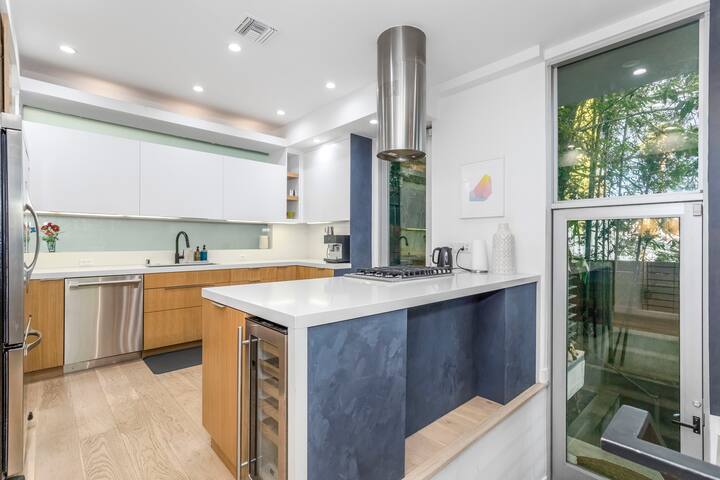 Stunning home in heart of Weho w/Rooftop Spa! gallery image 4