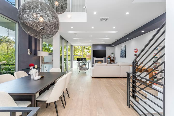 Stunning home in heart of Weho w/Rooftop Spa!