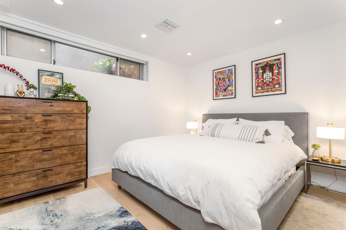 غرفة نوم في الوحدة ب في الطابق السفلي