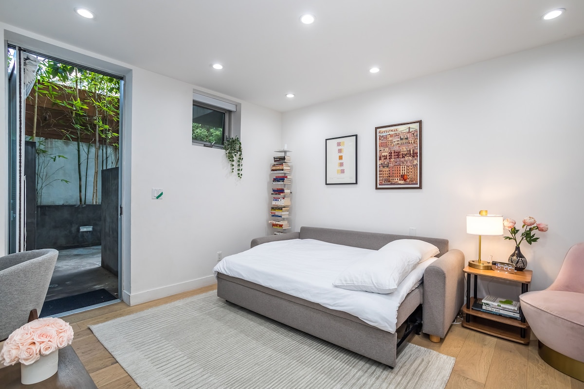 غرفة المعيشة في جناح الضيوف في الوحدة ب مع أريكة للنوم