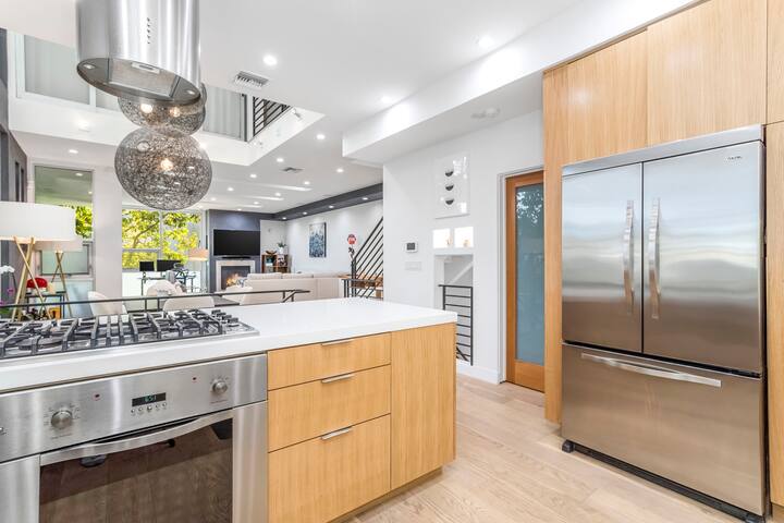 Stunning home in heart of Weho w/Rooftop Spa! gallery image 5