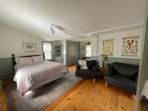 Clean, quaint studio apartment on small farm