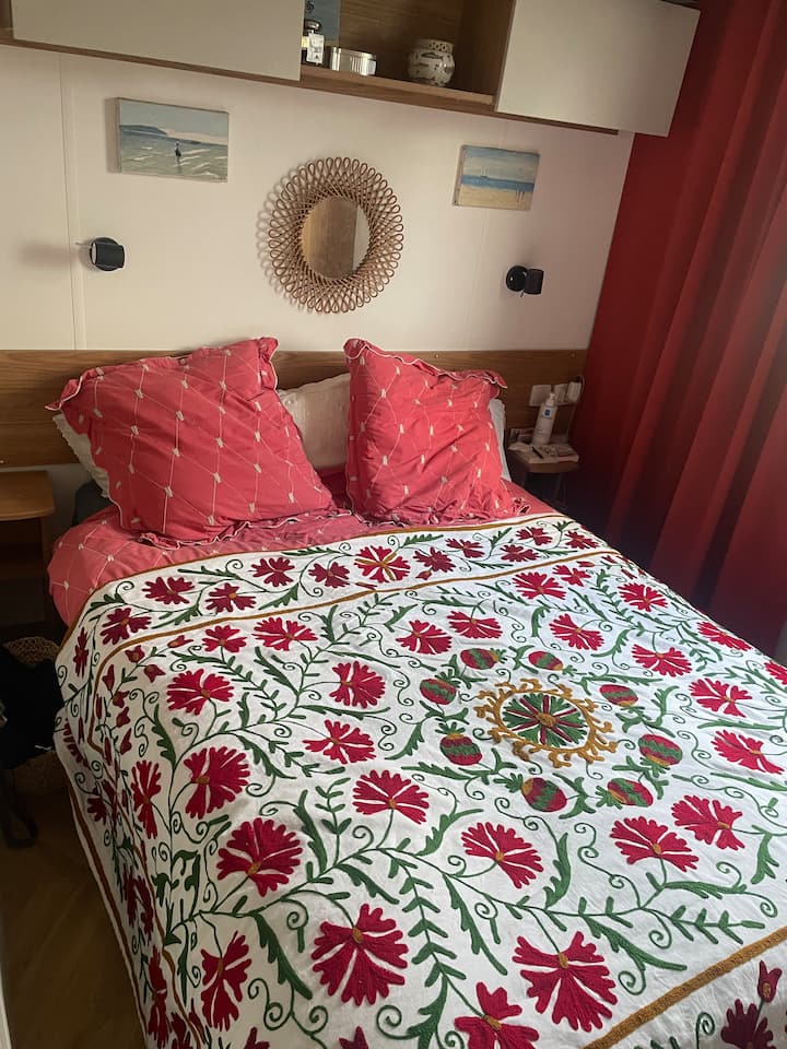 Приятна уютна стая, килер с рафтове и килер за съхранение на дрехи 